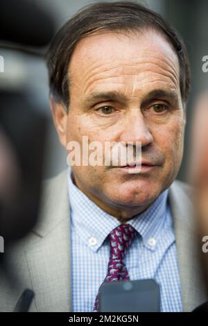 L'avocat Jean-Philippe Mayence, l'agent de football défenseur Dejan Veljkovic photographié après la salle du conseil, au palais de justice de Tongeren, mardi 16 octobre 2018. Plusieurs suspects dans le cadre d'une vaste enquête sur l'évasion fiscale, le blanchiment d'argent et la possibilité de fixer des matchs dans le cadre d'une compétition belge de football de première division apparaissent aujourd'hui devant la salle du conseil. BELGA PHOTO JASPER JACOBS Banque D'Images