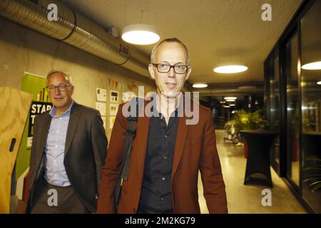Gent alderman Rudy Coddens and Gent alderman Filip Watteeuw leave after negotiations for a new coalition in Gent, after Sunday's local and provincial elections in Belgium, Tuesday 16 October 2018 in Gent. BELGA PHOTO NICOLAS MAETERLINCK Banque D'Images