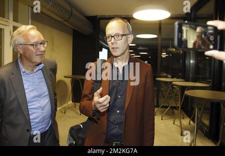 Gent Alderman Rudy Coddens et Gent Alderman Filip Watteeuw parlent à la presse après les négociations pour une nouvelle coalition à Gand, après les élections locales et provinciales de dimanche en Belgique, mardi 16 octobre 2018 à Gand. BELGA PHOTO NICOLAS MATERLINCK Banque D'Images