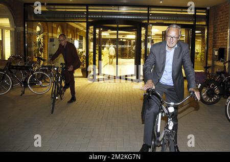 Le Gent Alderman Filip Watteeuw et le Gent Alderman Rudy Coddens partent après les négociations pour une nouvelle coalition à Gent, après les élections locales et provinciales de dimanche en Belgique, le mardi 16 octobre 2018 à Gent. BELGA PHOTO NICOLAS MATERLINCK Banque D'Images