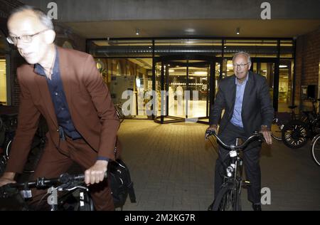 Le Gent Alderman Filip Watteeuw et le Gent Alderman Rudy Coddens partent après les négociations pour une nouvelle coalition à Gent, après les élections locales et provinciales de dimanche en Belgique, le mardi 16 octobre 2018 à Gent. BELGA PHOTO NICOLAS MATERLINCK Banque D'Images