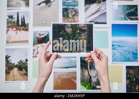 Vue en grand angle d'un photographe travaillant avec des photos professionnelles, elle fait du collage Banque D'Images