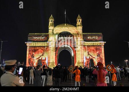 Mumbai, India. 13th Dec, 2022. The face of Maratha warrior king Chhatrapati Shivaji Maharaj is displayed on the Gateway of India on the occasion of the G20 summit in Mumbai. Landmark buildings in Mumbai are lit up with different colors for the 1st Development Working Group meeting of G20 in Mumbai. Credit: SOPA Images Limited/Alamy Live News Banque D'Images
