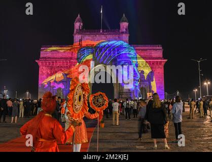 Mumbai, India. 13th Dec, 2022. The face of Maratha warrior king Chhatrapati Shivaji Maharaj is displayed on the Gateway of India on the occasion of the G20 summit in Mumbai. Landmark buildings in Mumbai are lit up with different colors for the 1st Development Working Group meeting of G20 in Mumbai. (Photo by Ashish Vaishnav/SOPA Images/Sipa USA) Credit: Sipa USA/Alamy Live News Banque D'Images