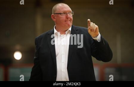 Daniel Goethals, entraîneur en chef de Mons, se livre aux gestes lors du match de basket-ball entre Bruxelles et Mons-Hainaut, le vendredi 19 octobre 2018 à Bruxelles, quatrième match de la première division belge de la « Ligue des Euromlions ». BELGA PHOTO VIRGINIE LEFOUR Banque D'Images