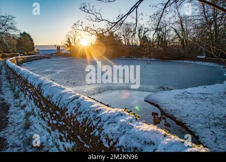 Preston, Lancashire, Royaume-Uni. 14th décembre 2022. Un étang de moulin de village gelé au lever du soleil après une autre nuit froide, Chipping, Preston, Lancashire, UK crédit: John Eveson/Alamy Live News Banque D'Images