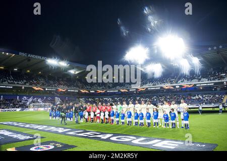 Les joueurs d'Anderlecht et les joueurs de Fenerbahce photographiés au début du match entre l'équipe belge de football RSC Anderlecht et l'équipe turque Fenerbahce, jeudi 25 octobre 2018 à Anderlecht le troisième jour de l'UEFA Europa League, dans le groupe D. BELGA PHOTO JASPER JACOBS Banque D'Images