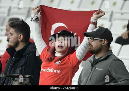 Les supporters de Besiktas photographiés lors du match entre l'équipe belge de football KRC Genk et le club turc de Besiktas, à Istanbul, Turquie, jeudi 25 octobre 2018, le troisième jour de la scène du groupe de l'UEFA Europa League, dans le groupe I. BELGA PHOTO YORICK JANSENS Banque D'Images