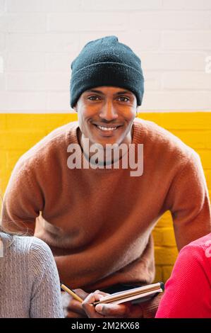 Portrait vertical Marocain beau jeune homme regardant l'appareil photo avec le sourire. Banque D'Images