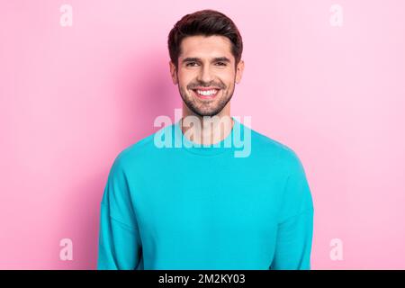 Photo portrait of handsome young guy toothy beaming smile shopping banner wear trendy blue clothes isolated on pink color background Banque D'Images