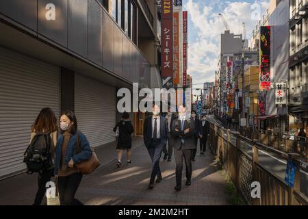 Yokohama, Japon. 18th novembre 2022. Les employés de bureau marchent dans la rue Pal Nerd en direction de la gare de Yokohama. Crédit : SOPA Images Limited/Alamy Live News Banque D'Images