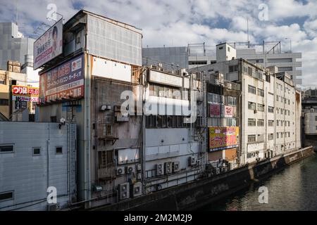 Yokohama, Japon. 18th novembre 2022. Maisons d'occasion commerciale sur la rivière Katabira près de la gare de Yokohama. Crédit : SOPA Images Limited/Alamy Live News Banque D'Images