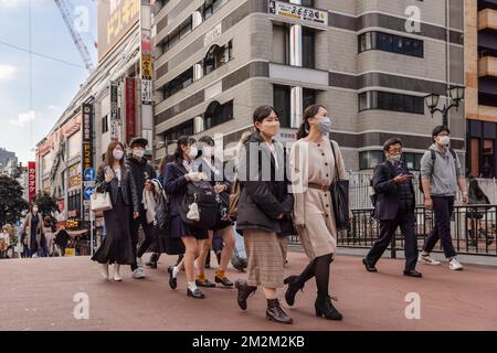 Yokohama, Japon. 18th novembre 2022. Les piétons franchissant le pont de Nanko près de la gare de Yokohama. Crédit : SOPA Images Limited/Alamy Live News Banque D'Images