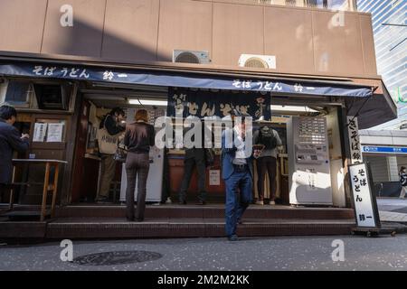 Yokohama, Japon. 18th novembre 2022. Un homme part d'un vendeur Soba-udon près de la gare de Yokohama. Crédit : SOPA Images Limited/Alamy Live News Banque D'Images