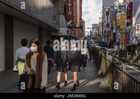 Yokohama, Japon. 18th novembre 2022. Des écolières avec masques de visage marchent dans la rue Pal Nerd en direction de la gare de Yokohama. (Photo de Stanislav Kogiku/SOPA Images/Sipa USA) crédit: SIPA USA/Alay Live News Banque D'Images