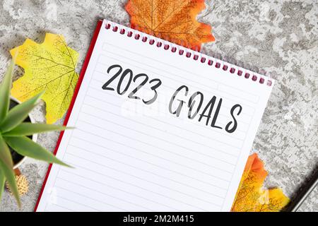Carnet avec 2023 objectifs écrits sur lui pour faire de nouveaux plans dans la nouvelle année Banque D'Images