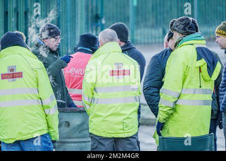 Leeds, Royaume-Uni. 14th décembre 2022. Royal Mail les travailleurs postaux et les postiers de la ligne de piquetage en grève au centre de courrier de Leeds. Le syndicat des travailleurs de la communication de l'UCF prend l'action industrielle au-dessus de la rémunération. Credit: Bradley Taylor / Alamy Live News Banque D'Images