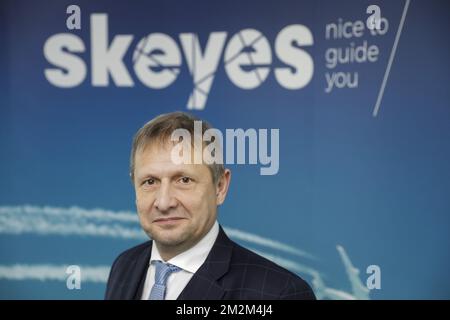 Johan Decuyper, PDG de Belgocontrol, pose avec le logo 'keyess', le nouveau nom de l'organisation de contrôle de la circulation aérienne Belgocontrol, mercredi 07 novembre 2018 à Steenokkerzeel. BELGA PHOTO THIERRY ROGE Banque D'Images