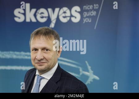 Johan Decuyper, PDG de Belgocontrol, pose avec le logo 'keyess', le nouveau nom de l'organisation de contrôle de la circulation aérienne Belgocontrol, mercredi 07 novembre 2018 à Steenokkerzeel. BELGA PHOTO THIERRY ROGE Banque D'Images