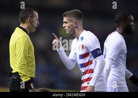 Arbitre Cuneyt Cakir et US Christian Pulisic photographiés lors d'un match de football amical entre l'Italie et les Etats-Unis à Genk, mardi 20 novembre 2018. BELGA PHOTO YORICK JANSENS Banque D'Images