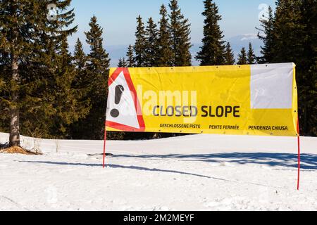 Bannière de pente fermée pour une piste de ski fermée non utilisée Banque D'Images