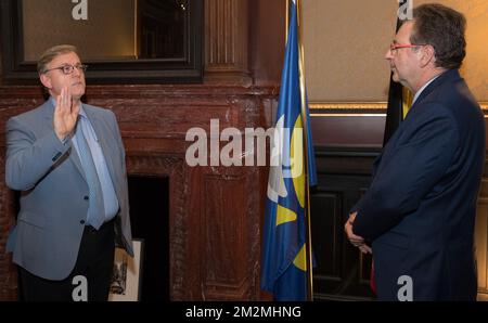 Le maire d'Etterbeek, Vincent de Wolf, et le ministre-président de la région de Bruxelles, Rudi Vervoort, en photo lors de la cérémonie de serment du futur maire des villes de la région de Bruxelles, le lundi 26 novembre 2018. BELGA PHOTO BENOIT DOPPAGNE Banque D'Images