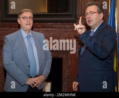 Le maire d'Etterbeek, Vincent de Wolf, et le ministre-président de la région de Bruxelles, Rudi Vervoort, en photo lors de la cérémonie de serment du futur maire des villes de la région de Bruxelles, le lundi 26 novembre 2018. BELGA PHOTO BENOIT DOPPAGNE Banque D'Images