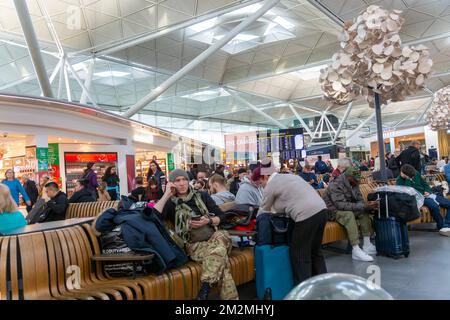 Passagers dans la salle d'attente du salon de départ, aéroport de Stansted, Essex, Angleterre, Royaume-Uni Banque D'Images