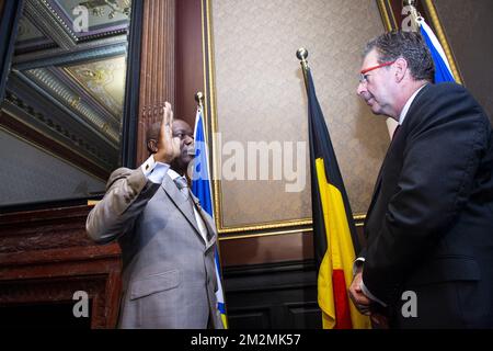 Futur maire de Ganshoren, le CDH Pierre Kompany a prêté serment devant le ministre-président de la région bruxelloise Rudi Vervoort lors d'une cérémonie de serment pour les futurs maires de plusieurs villes de la région bruxelloise, le jeudi 29 novembre 2018. BELGA PHOTO HATIM KAGHAT Banque D'Images