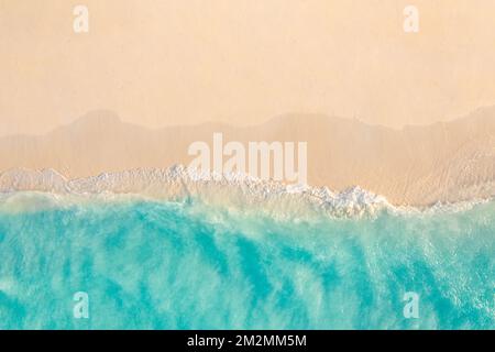 Vue aérienne sur la plage de sable et la nature de l'océan avec les vagues. Plage et vagues de la vue de dessus. Fond turquoise. Paysage marin d'été depuis les airs. Antenne Banque D'Images