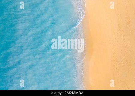 Vue aérienne sur la plage de sable et la nature de l'océan avec les vagues. Plage et vagues de la vue de dessus. Fond turquoise. Paysage marin d'été depuis les airs. Antenne Banque D'Images