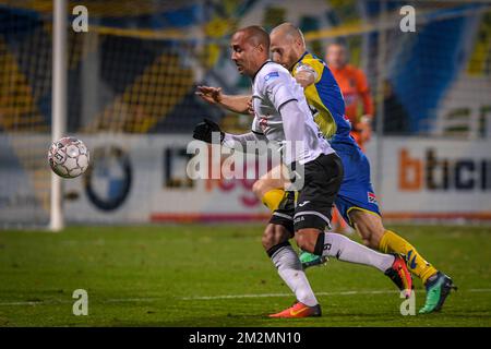 Wouter Corstjens de Westerlo et Gino van Kessel de Roeselare se battent pour le ballon lors d'un match de football entre KVC Westerlo et KSV Roeselare, le samedi 01 décembre 2018 à Westerlo, le 17th jour de la division Proximus League 1B du championnat belge de football. BELGA PHOTO LUC CLAESSEN Banque D'Images