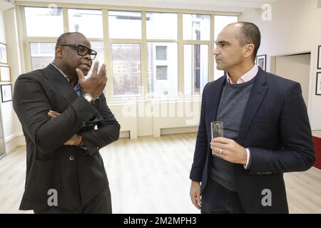 Basile Boli et Roberto Martinez, entraîneur-chef de Belgique, photographiés lors de la huitième édition du prix Raymond Goethals, pour l'entraîneur dont le style était le plus proche du style de Raymond Goethals, lundi 03 décembre 2018, à Bruxelles. BELGA PHOTO THIERRY ROGE Banque D'Images