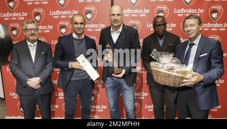Non identifié, l'entraîneur en chef de Belgique Roberto Martinez, vainqueur cette année de l'entraîneur en chef de Genk Philippe Clement, Basile Boli et le fils de Raymond Goethals Guy Goethals photographiés lors de la huitième édition du prix Raymond Goethals, pour l'entraîneur dont le style était le plus proche du style de Raymond Goethals, lundi 03 décembre 2018, À Bruxelles. BELGA PHOTO THIERRY ROGE Banque D'Images