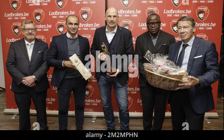 Non identifié, l'entraîneur en chef de Belgique Roberto Martinez, vainqueur cette année de l'entraîneur en chef de Genk Philippe Clement, Basile Boli et le fils de Raymond Goethals Guy Goethals photographiés lors de la huitième édition du prix Raymond Goethals, pour l'entraîneur dont le style était le plus proche du style de Raymond Goethals, lundi 03 décembre 2018, À Bruxelles. BELGA PHOTO THIERRY ROGE Banque D'Images