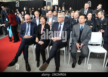 Le Premier ministre belge Charles Michel, Mme Angel Zhao, Présidente d'Alibaba Global Business Group et Vice-Présidente du Groupe Alibaba, Vice-Premier ministre et Ministre de l'emploi, de l'économie et de la consommation Kris Peeters et M. Zhou Zhaoming, Conseiller économique et commercial de l'ambassade de Chine photo lors d'une cérémonie de signature pour accueillir la société chinoise de commerce électronique Alibaba Group en Belgique, le mercredi 05 décembre 2018 à l'aéroport de Liège à Grace-Hollogne. BELGA PHOTO SOPHIE KIP Banque D'Images