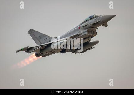 Un Eurofighter de l'aile 37th de l'Armée de l'Air italienne s'est écrasé, tuant le capitaine pilote Fabio Antonio Altruda. L'accident s'est produit à quelques kilomètres de la base de Trapani-Brigi après le retour d'une mission d'entraînement. Banque D'Images