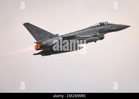 Un Eurofighter de l'aile 37th de l'Armée de l'Air italienne s'est écrasé, tuant le capitaine pilote Fabio Antonio Altruda. L'accident s'est produit à quelques kilomètres de la base de Trapani-Brigi après le retour d'une mission d'entraînement. Banque D'Images