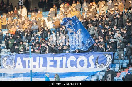 Oldham, Lancashire, Angleterre 11th décembre 2022, les fans d’Oldham ‘Athleticos’ , pendant le club de football Athletic V Tortey United football Club à Boundary Park, dans la Ligue nationale (image de crédit : ©Cody Froggatt) Banque D'Images