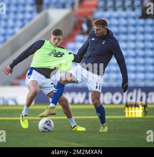 Oldham, Lancashire, Angleterre 11th décembre 2022, Oldham Warm-up drill, Hallam Hope et Sydie Peck lors du club de football Athletic V Tortey United football Club à Boundary Park, dans la Ligue nationale (Credit image: ©Cody Froggatt) Banque D'Images