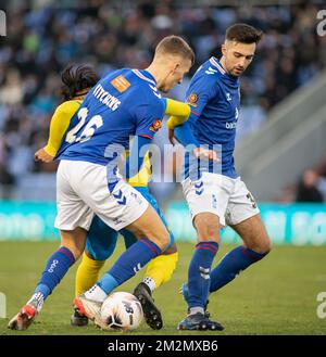 Oldham, Lancashire, Angleterre 11th décembre 2022, Mark Kitching Battel d'Oldham Gardez aussi le ballon, pendant le club de football Athletic V Tortey United football Club à Boundary Park, dans la Ligue nationale (Credit image: ©Cody Froggatt) Banque D'Images