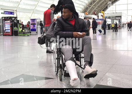 Obbi Oulare de Standard photographié avec un plâtre coulé sur la jambe, à l'aéroport d'Izmir, Turquie samedi 15 décembre 2018. Hier, l'équipe belge de football Standard de Liège a joué l'équipe turque Akhisar Belediyespor le sixième jour de l'étape du groupe Europa League dans le groupe J. BELGA PHOTO LAURIE DIEFFEMBACQ Banque D'Images