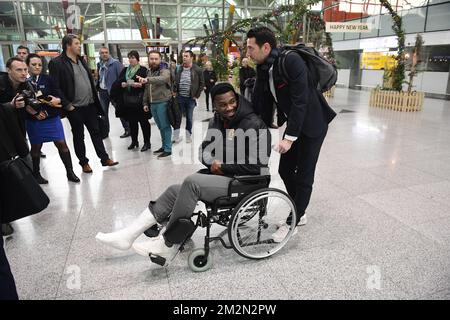 Obbi Oulare de Standard photographié avec un plâtre coulé sur la jambe, à l'aéroport d'Izmir, Turquie samedi 15 décembre 2018. Hier, l'équipe belge de football Standard de Liège a joué l'équipe turque Akhisar Belediyespor le sixième jour de l'étape du groupe Europa League dans le groupe J. BELGA PHOTO LAURIE DIEFFEMBACQ Banque D'Images