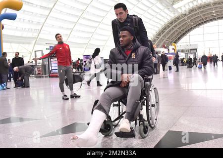 Le standard Obbi Oulare, avec un plâtre sur sa jambe, est assis dans un fauteuil roulant avant de monter à bord d'un vol de retour vers la Belgique, à l'aéroport d'Izmir, en Turquie, le samedi 15 décembre 2018. Hier, l'équipe belge de football Standard de Liège a joué l'équipe turque Akhisar Belediyespor le sixième jour de l'étape du groupe Europa League dans le groupe J. BELGA PHOTO LAURIE DIEFFEMBACQ Banque D'Images