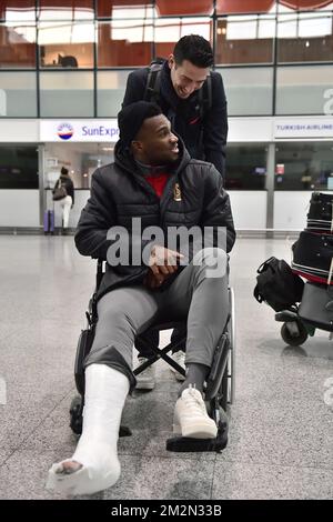 Le standard Obbi Oulare, avec un plâtre sur sa jambe, est assis dans un fauteuil roulant avant de monter à bord d'un vol de retour vers la Belgique, à l'aéroport d'Izmir, en Turquie, le samedi 15 décembre 2018. Hier, l'équipe belge de football Standard de Liège a joué l'équipe turque Akhisar Belediyespor le sixième jour de l'étape du groupe Europa League dans le groupe J. BELGA PHOTO LAURIE DIEFFEMBACQ Banque D'Images