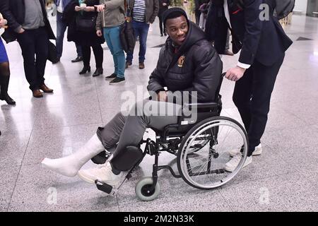 Le standard Obbi Oulare, avec un plâtre sur sa jambe, est assis dans un fauteuil roulant avant de monter à bord d'un vol de retour vers la Belgique, à l'aéroport d'Izmir, en Turquie, le samedi 15 décembre 2018. Hier, l'équipe belge de football Standard de Liège a joué l'équipe turque Akhisar Belediyespor le sixième jour de l'étape du groupe Europa League dans le groupe J. BELGA PHOTO LAURIE DIEFFEMBACQ Banque D'Images