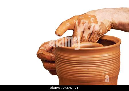 Un homme en vieux vêtements médiévaux byzantins est assis derrière une roue de potier vintage et fait des plats en argile, isolés sur un fond blanc. Poterie Banque D'Images