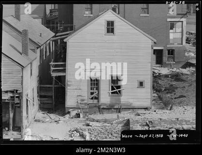 Habitation sur Pulaski Street, Ware, Mass., 27 septembre 1938 : 10 Pulaski Street, Rollas' Market, New England Hurricane, 1938, habitations, Inondations, travaux aquatiques, immobilier, inondations, événements naturels, état des dégâts, structures résidentielles Banque D'Images