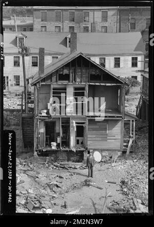 Habitation sur la rue Pulaski, Ware, Mass., 27 septembre 1938 : 18, rue Pulaski, propriété Rolla , ouragan de la Nouvelle-Angleterre, 1938, habitations, Inondations, travaux aquatiques, immobilier, inondations, événements naturels, état des dégâts, structures résidentielles Banque D'Images