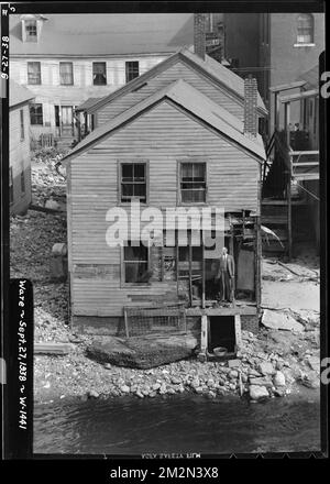 Habitation sur la rue Pulaski, Ware, Mass., 27 septembre 1938 : 14, rue Pulaski, propriété Rolla , ouragan de la Nouvelle-Angleterre, 1938, habitations, Inondations, travaux aquatiques, immobilier, inondations, événements naturels, état des dégâts, structures résidentielles Banque D'Images